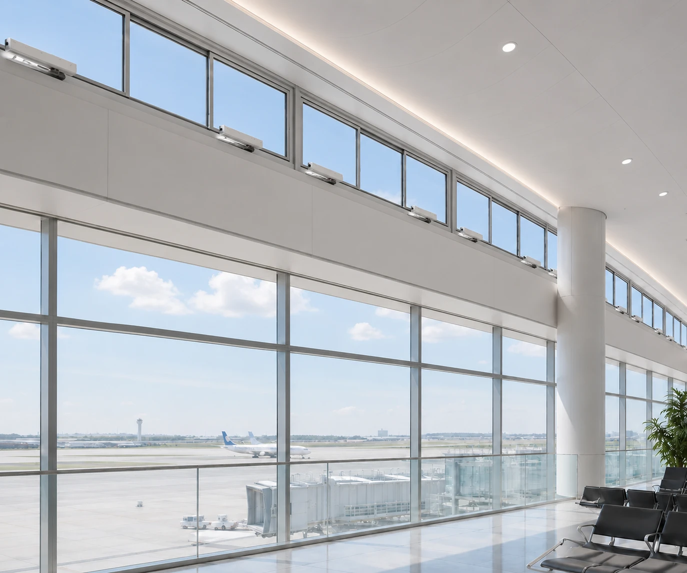 富聯 Fulllink 智慧開窗機應用於機場大廳高窗與挑高空間,協助遠端控制高處窗戶開關並提升自然通風效率